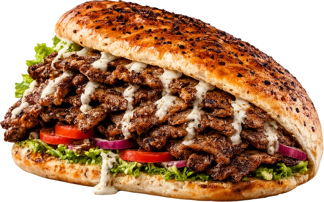 Steak Döner im Fladenbrot, aufgeschnitten — Fleisch, Salat, Tomate und Knoblauch-Joghurt